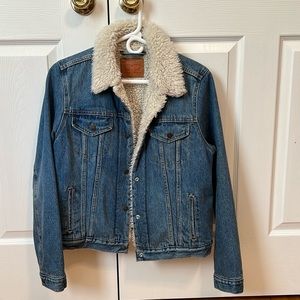 Levi’s fur lined jean jacket size Large